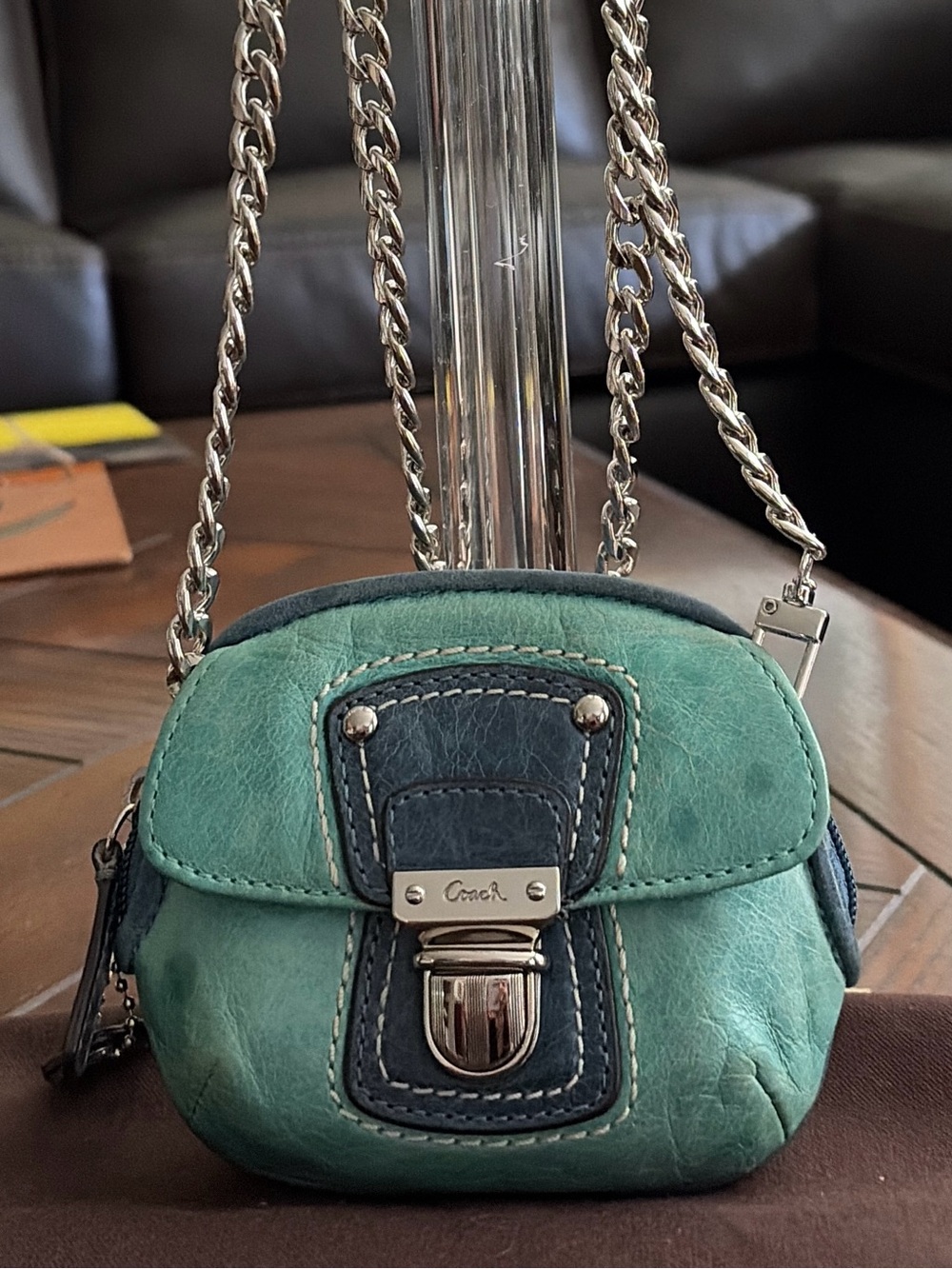 Rare Coach Poppy
Turquoise Oval Crossbody
Pouch Stunning Y2K collector's piece!